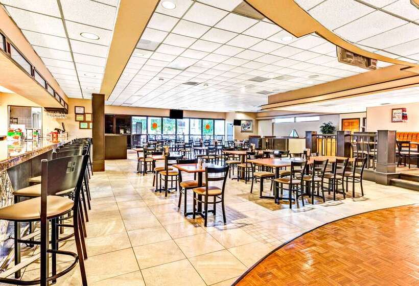هتل Wyndham Garden Detroit Metro Airport