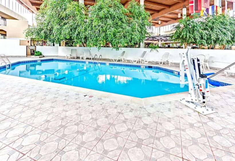 هتل Wyndham Garden Detroit Metro Airport