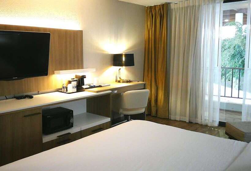 هتل Wyndham Garden Detroit Metro Airport