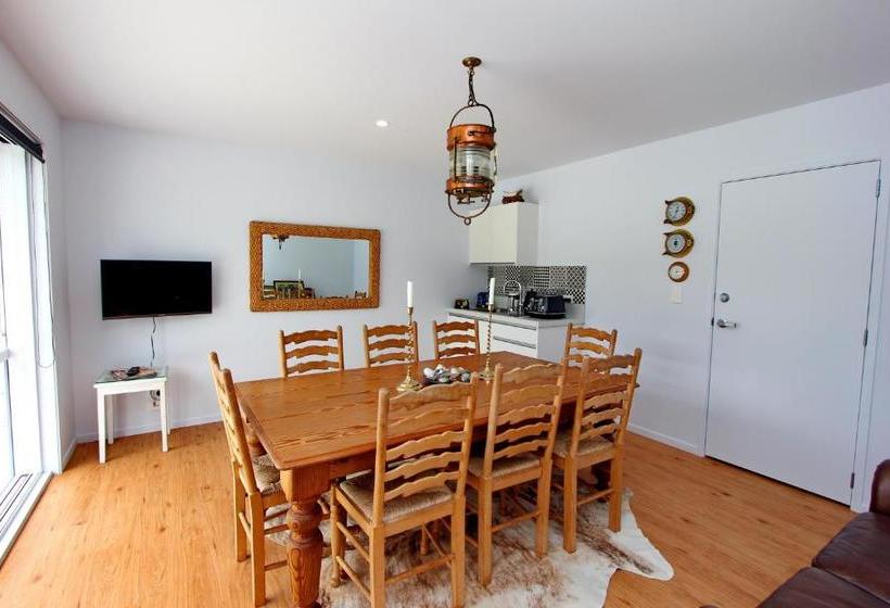 مبيت وإفطار Aotea Boutique Accommodation