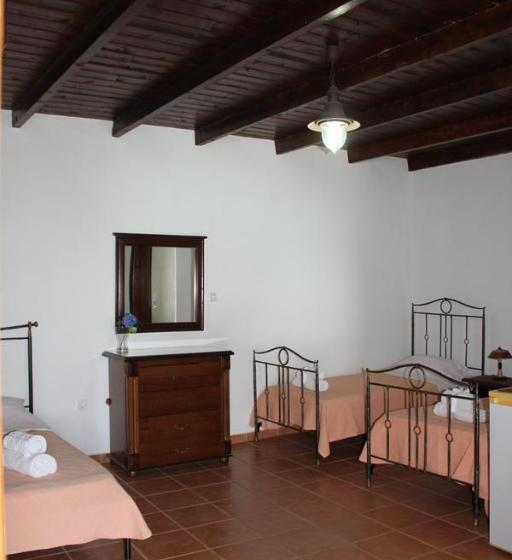 هتل Lalloudes Seaside Accommodation