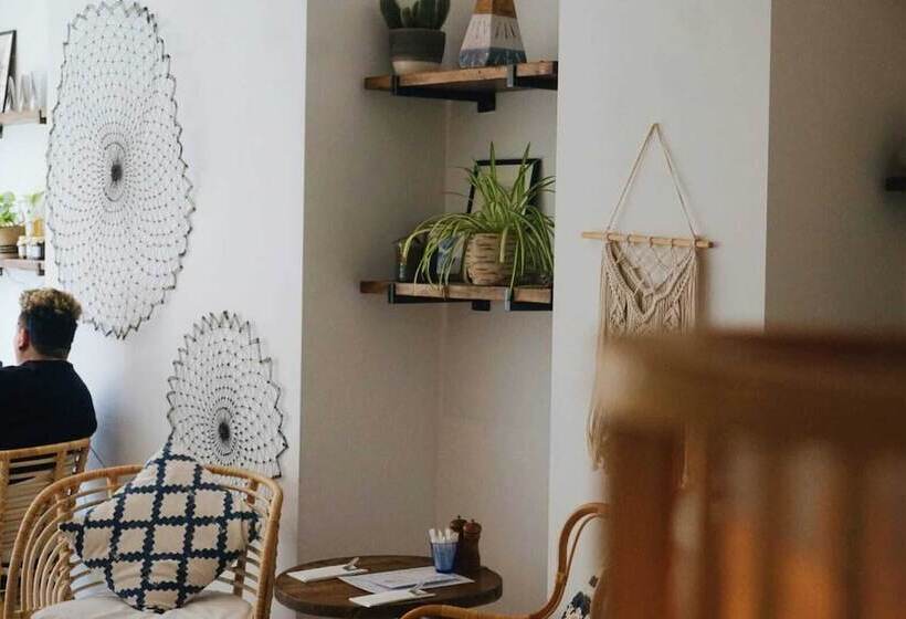 Upstairs At 33   Self Check In Boutique Accommodation In Worcester Centre