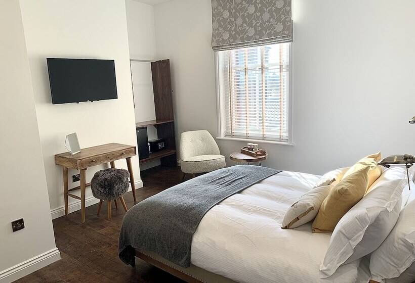 Upstairs At 33   Self Check In Boutique Accommodation In Worcester Centre