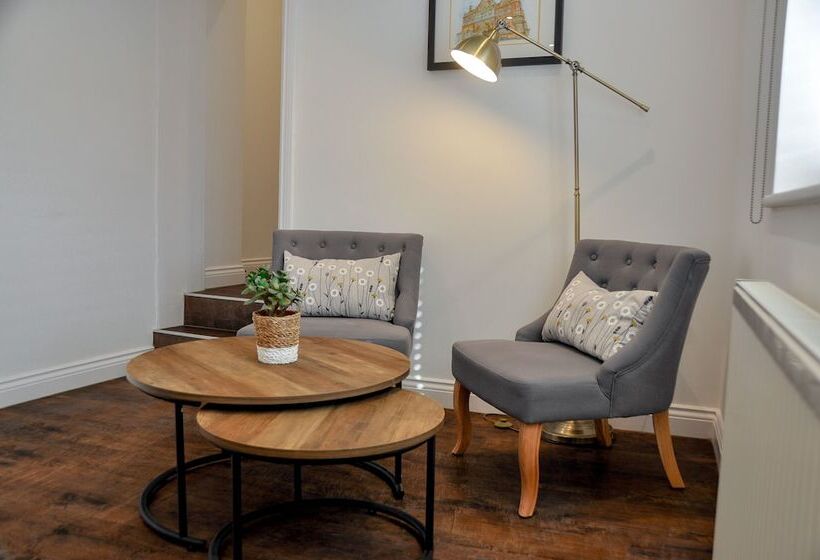 Upstairs At 33   Self Check In Boutique Accommodation In Worcester Centre
