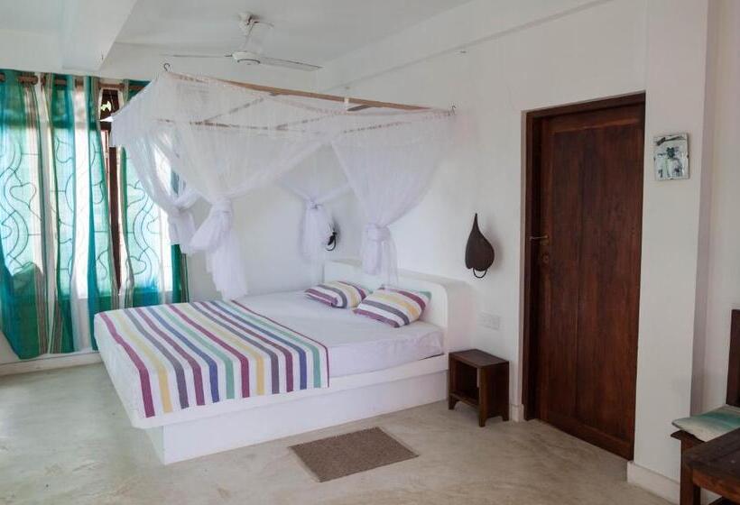 هتل East Surf Cabanas