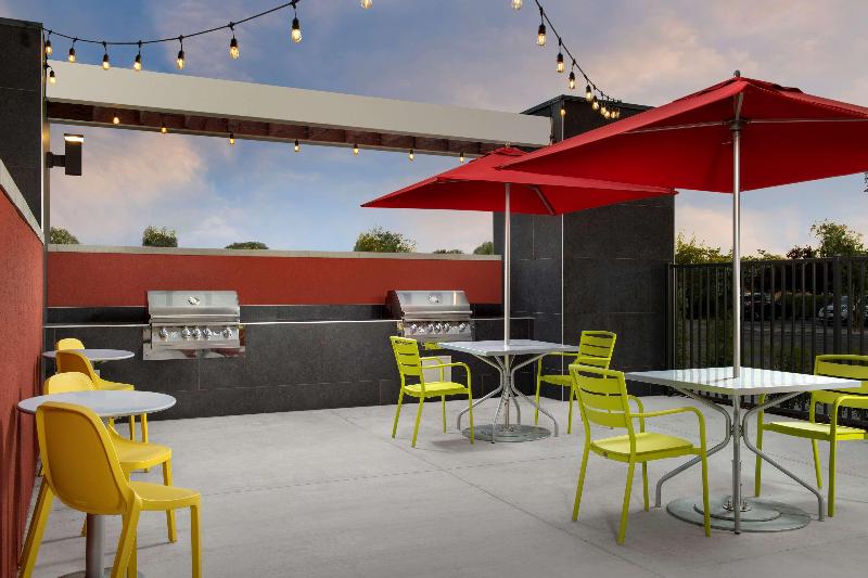 هتل Home2 Suites By Hilton Clovis Fresno Airport