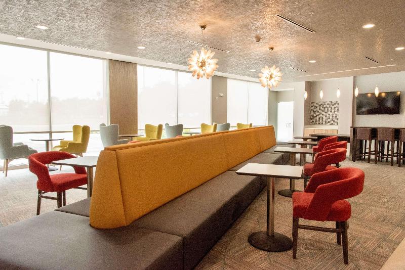 هتل La Quinta Inn & Suites By Wyndham Lake City