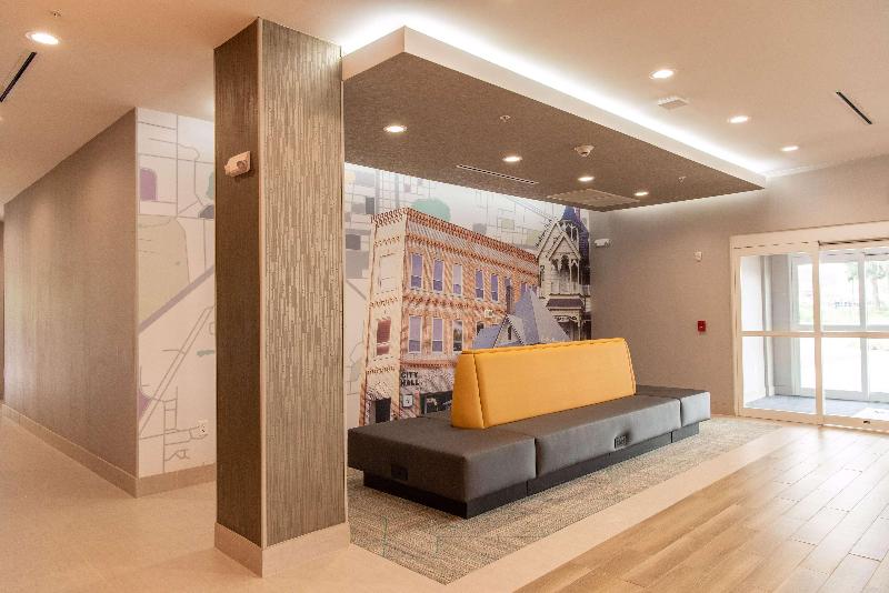 هتل La Quinta Inn & Suites By Wyndham Lake City