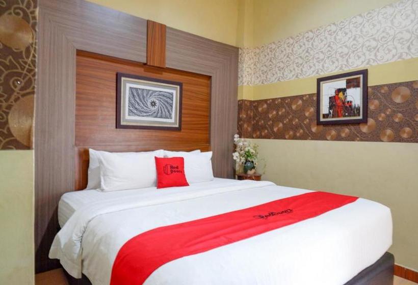 پانسیون Reddoorz Near Pantai Labombo