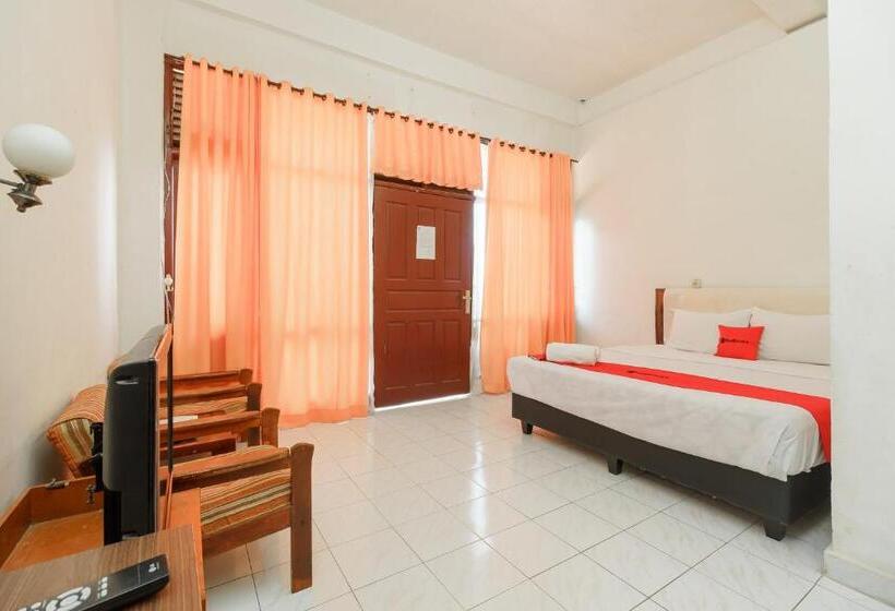 پانسیون Reddoorz @ Tuktuk Danau Toba