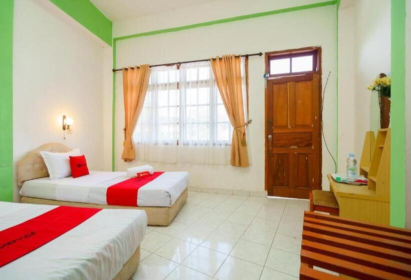 پانسیون Reddoorz @ Tuktuk Danau Toba