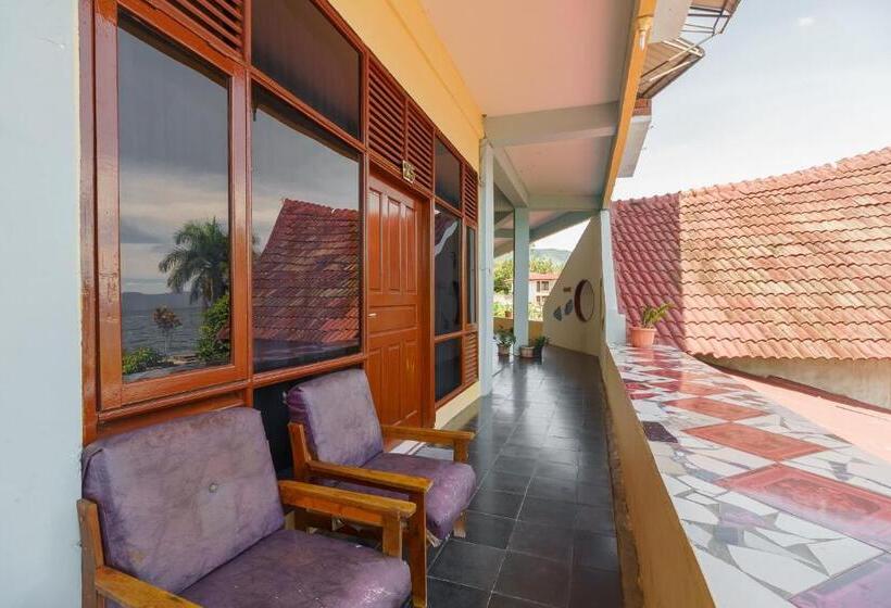 پانسیون Reddoorz @ Tuktuk Danau Toba