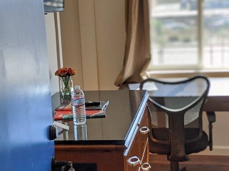 هاستل Anchor Pointe Inn