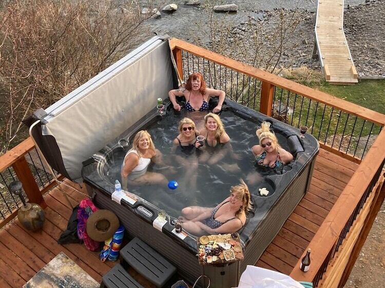 פונדק The Electric Bungalow