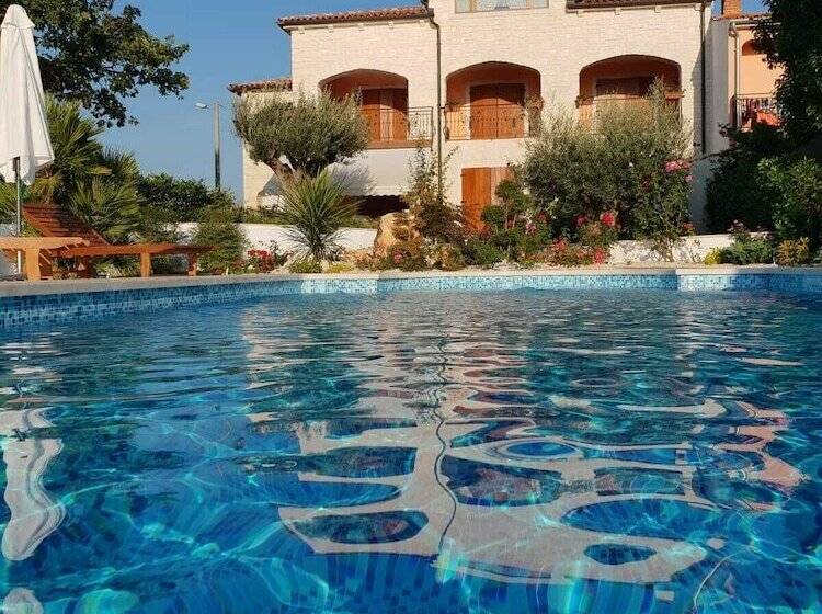 פנסיון Villa Anamarija