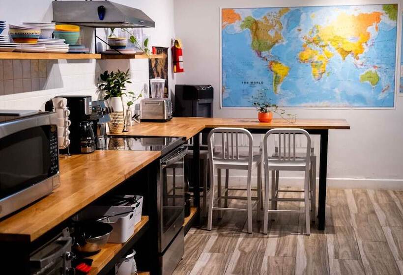 Santurcia Hostel   Adults Only