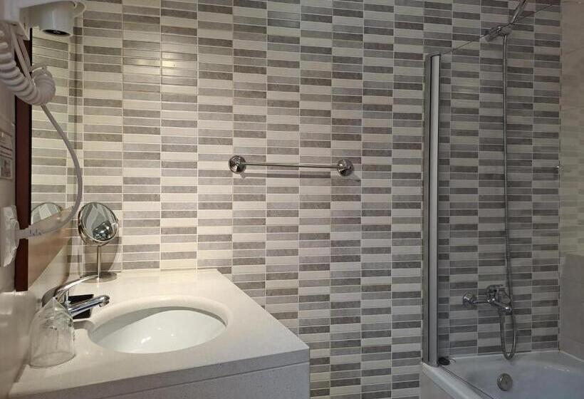 مبيت وإفطار Square