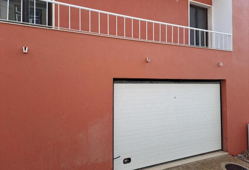 مبيت وإفطار Square