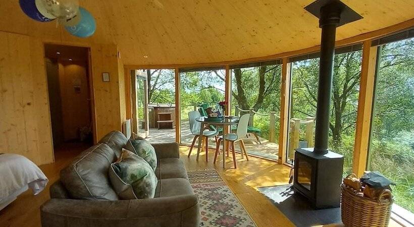 Luxury And Peaceful 1 Bed Roundhouse With Hot Tub