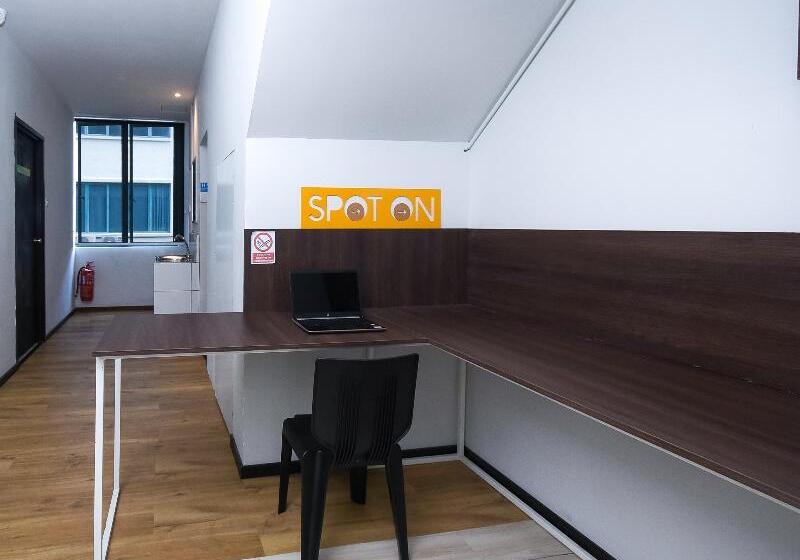 هتل Spot On 89838 Lm Residence