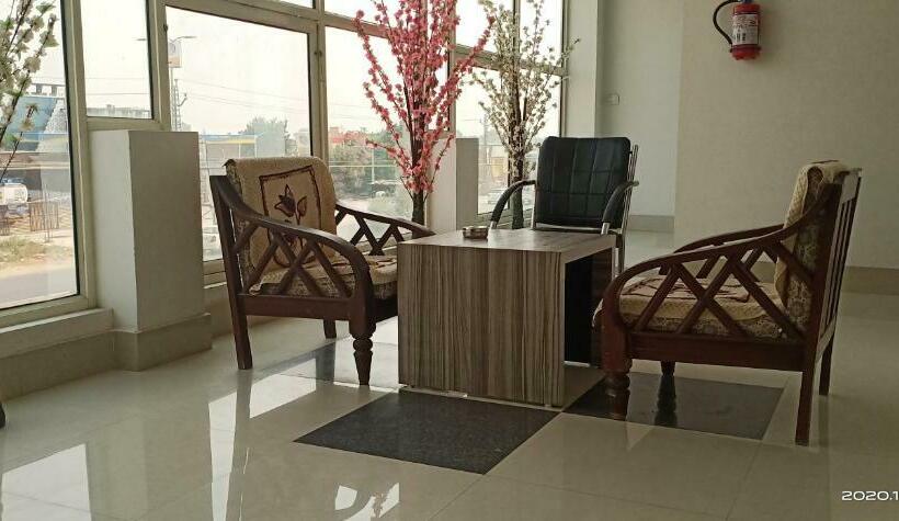 فندق Highway Inn