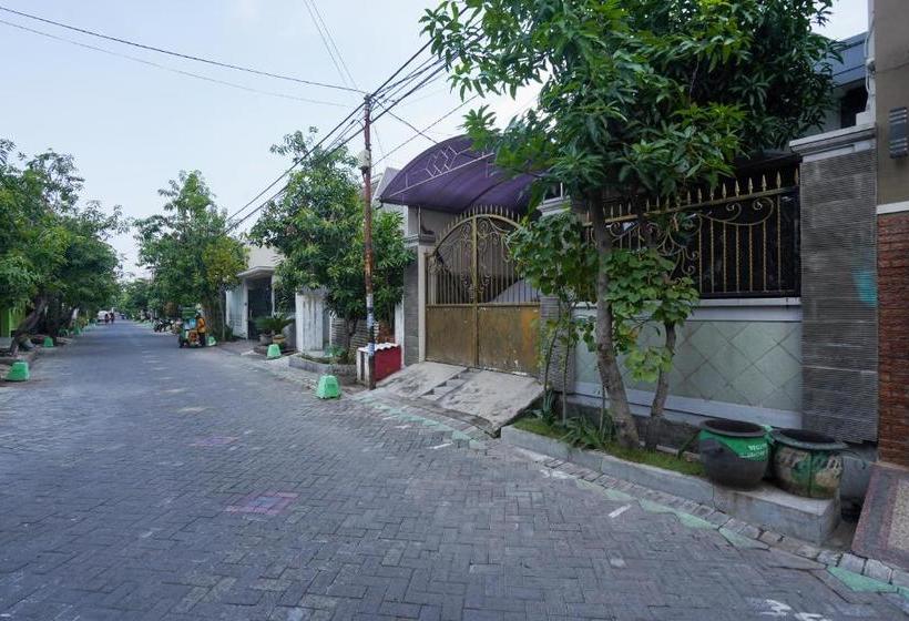 هتل Oyo Life 2460 Kost Simorejo Timur