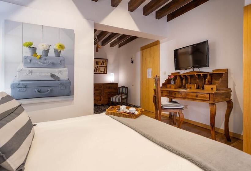فندق ريفى Posada De Eufrasio