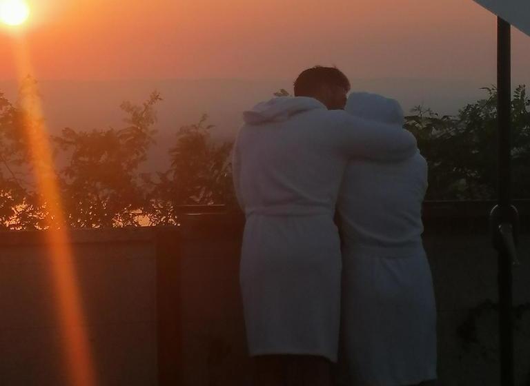 تختخواب و صبحانه Serendipity