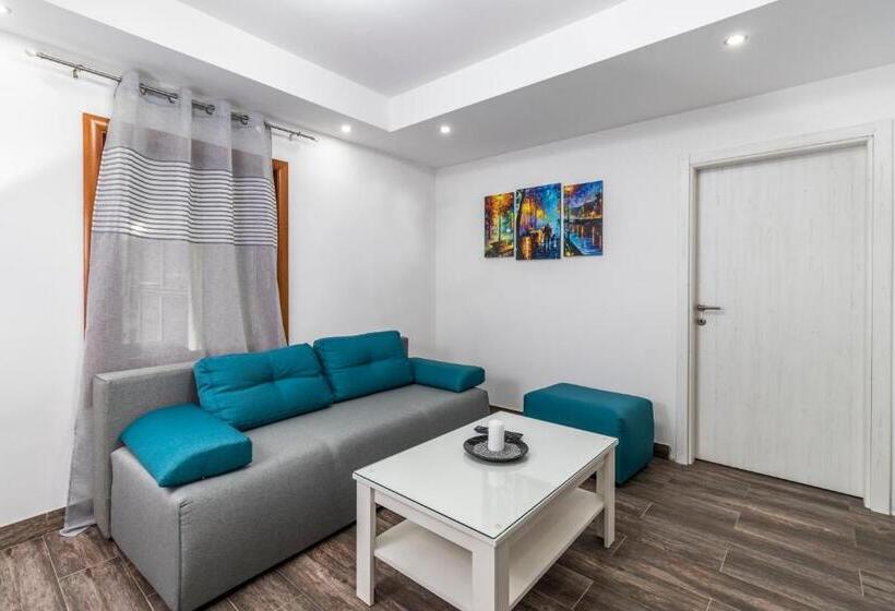 پانسیون House Of Surprise