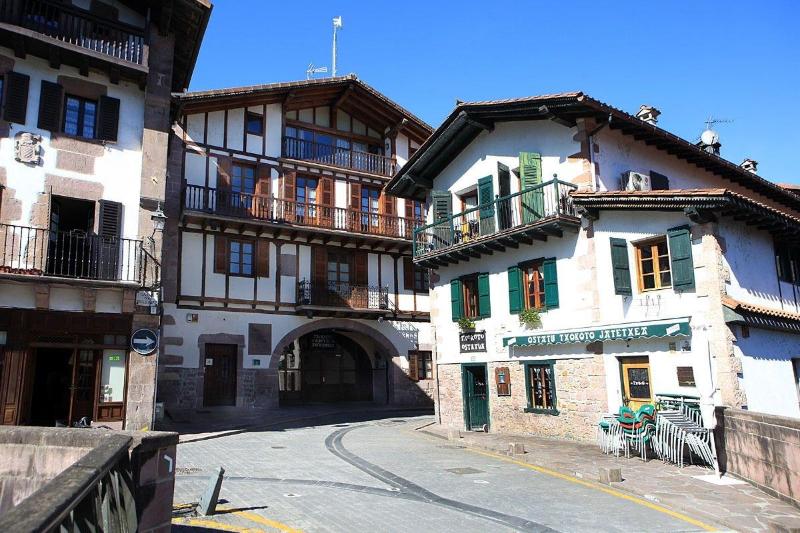 هتل Hostal Antxitonea
