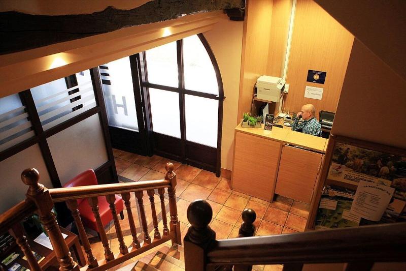 هتل Hostal Antxitonea