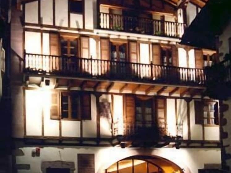 هتل Hostal Antxitonea