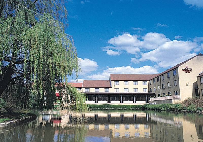 هتل Travelodge Bath Waterside