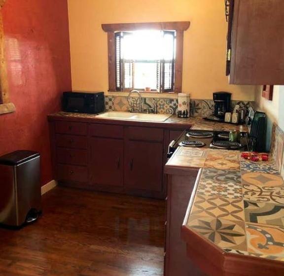 تختخواب و صبحانه El Viejo Adobe   Across From Sul Ross Campus