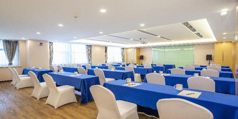 هتل Holiday Inn Express Urumqi Station By Ihg