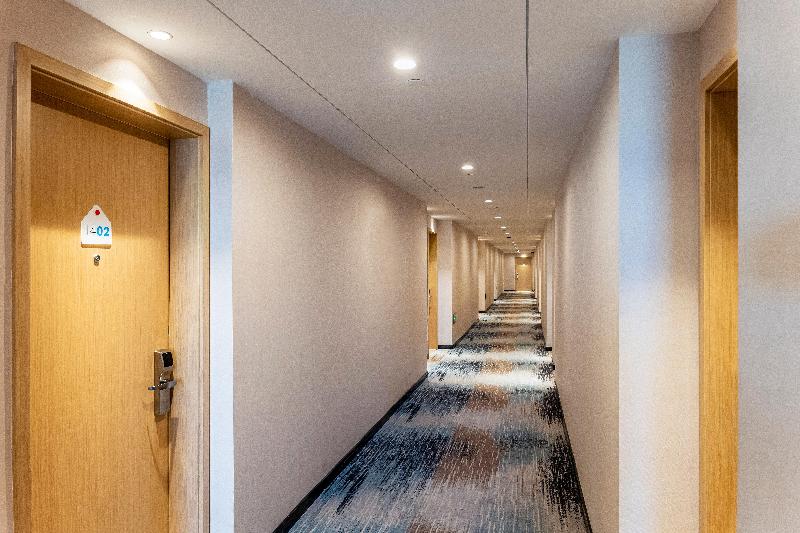 هتل Holiday Inn Express Urumqi Station By Ihg