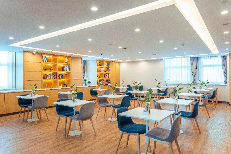 هتل Holiday Inn Express Urumqi Station By Ihg