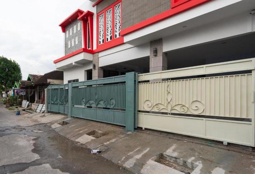 בית מלון כפרי Reddoorz Near Stadion Wilis Madiun