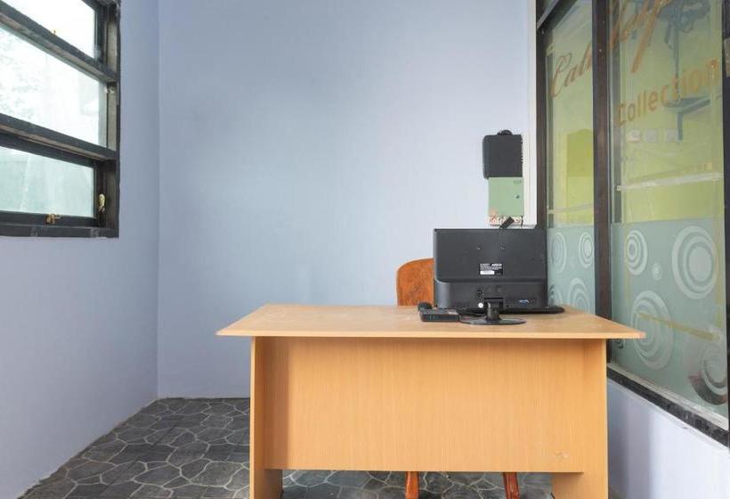 Отель Reddoorz Near Stadion Wilis Madiun