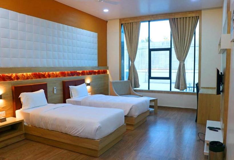 فندق The Grand Astoria Somanth