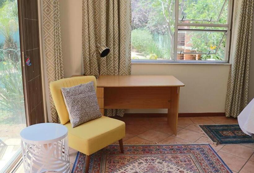 פנסיון Highway Gardens Guest House