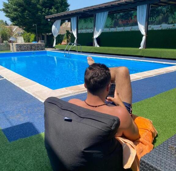 تختخواب و صبحانه Garden House