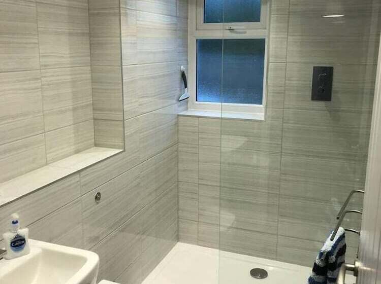 Beautiful Refurbished Home Short Walk To The Beach