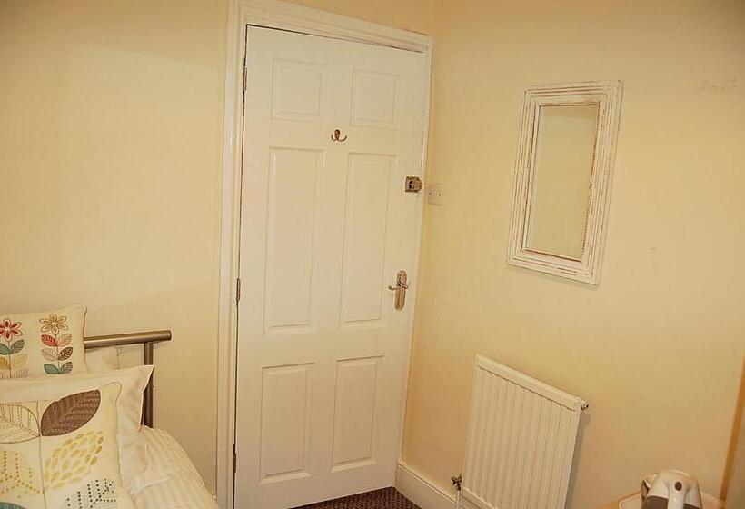 ベッドアンドブレックファースト Saint Cadfans Lodge