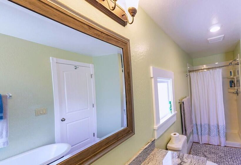 Pioneer House North Suite