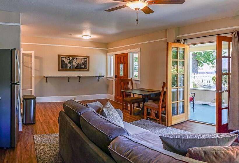 Pioneer House   South Suite