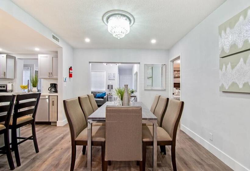 Trendy 4br House With All New Furnishings & Hot Tub