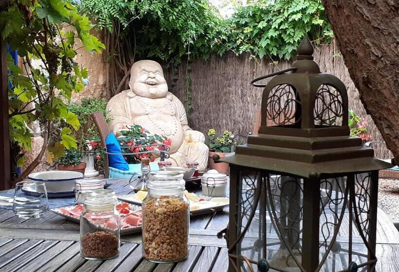 تختخواب و صبحانه Little Vine