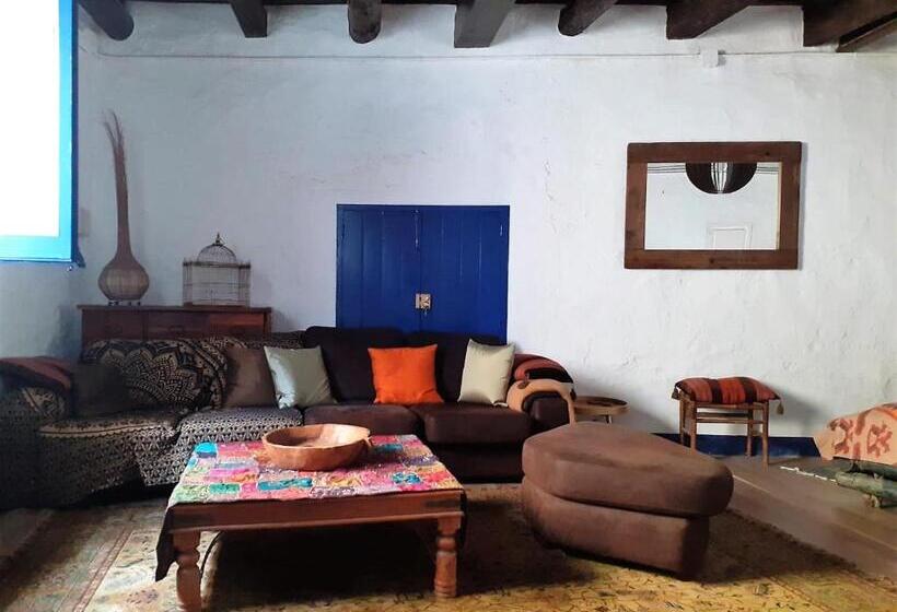 تختخواب و صبحانه Little Vine