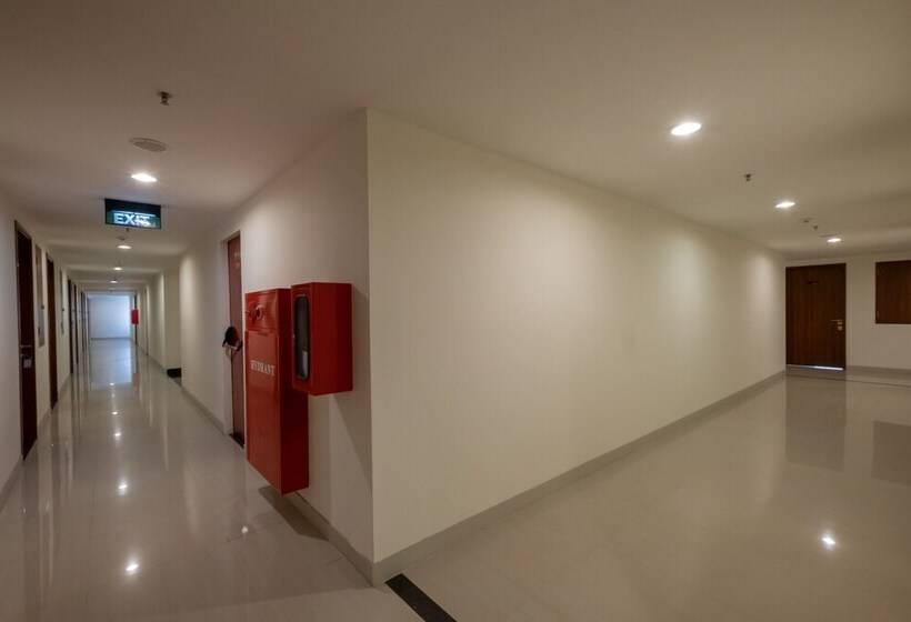 هتل Oyo 2245 Apartment Grand Kamala Lagoon